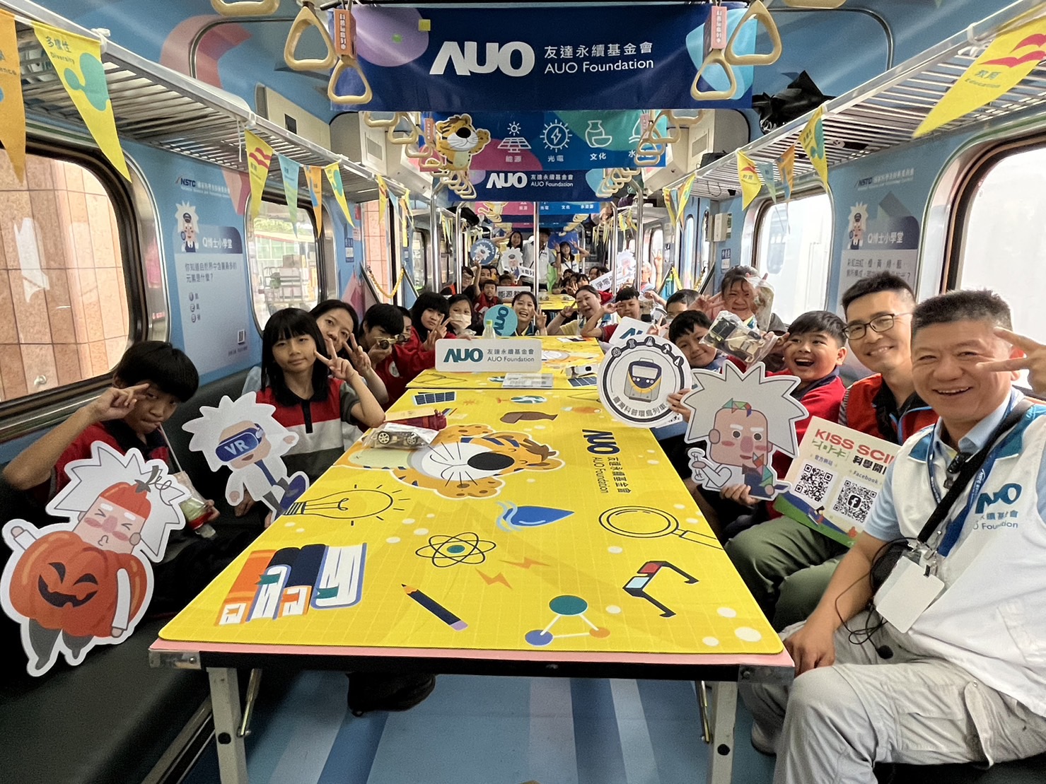 友達(dá)永續(xù)基金會參與「臺灣科普環(huán)島列車」，設(shè)計基礎(chǔ)科學(xué)車廂課程，以「淨(jìng)零碳排和永續(xù)能源」為主題，讓學(xué)生透過創(chuàng)意實驗認(rèn)識淨(jìng)零知識，以及思考生活中的減碳行為