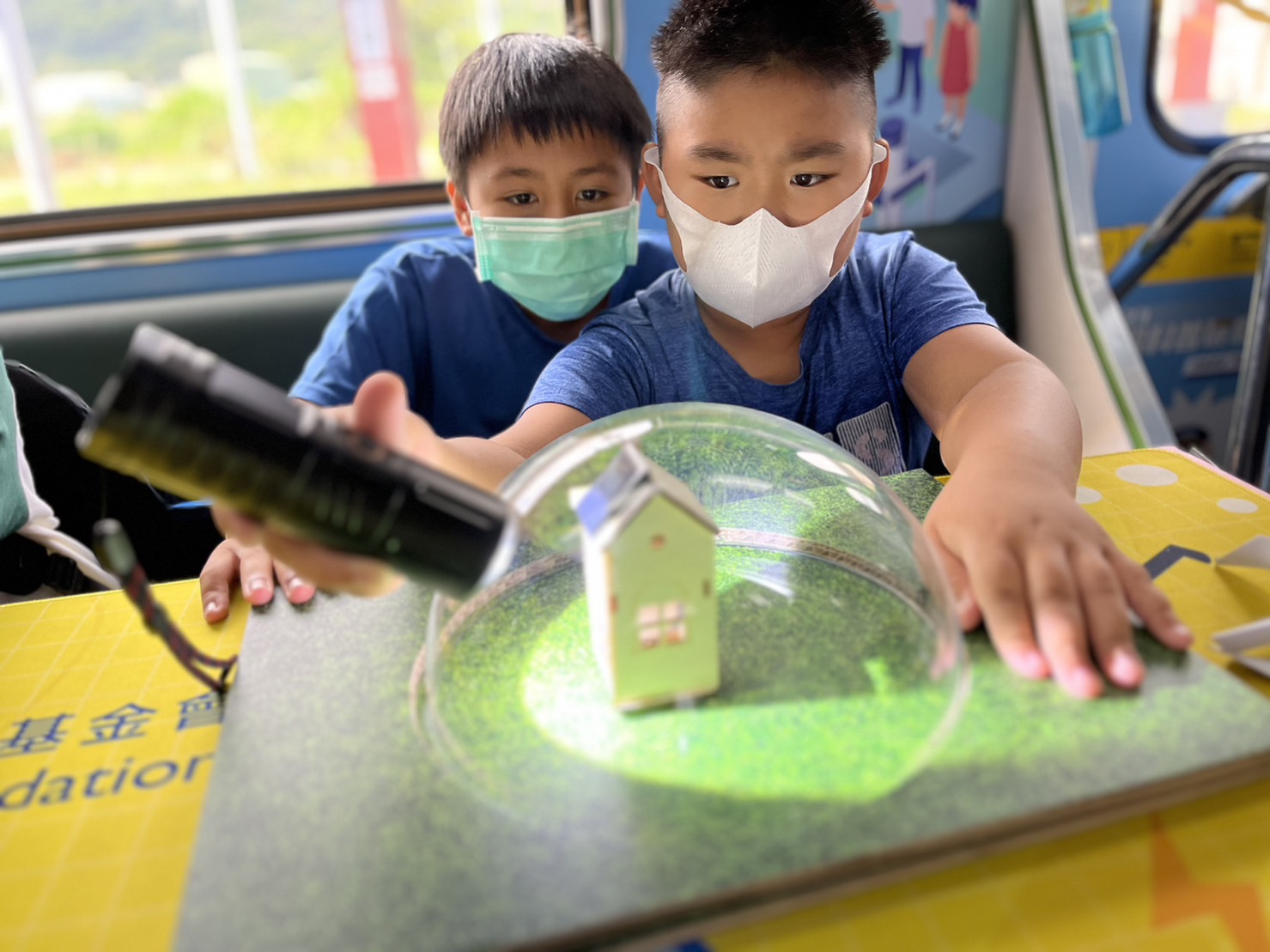 友達(dá)參與基礎(chǔ)科學(xué)主題車廂，以STEAM教學(xué)精神，設(shè)計「逐日科學(xué)家」、「太陽能工程師」以及「淨(jìng)零建築師」三大能源科普課程和實驗