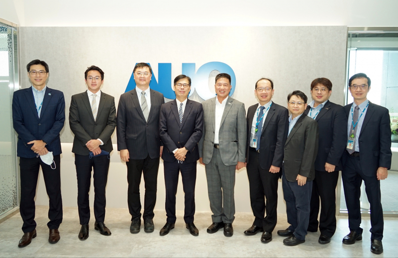 友達光電前進亞灣成立「AUO解決方案研發(fā)中心」，作為多元場域解決方案研發(fā)及試驗場域（圖中左為高雄市長陳其邁、圖中右為友達光電董事長彭雙浪）