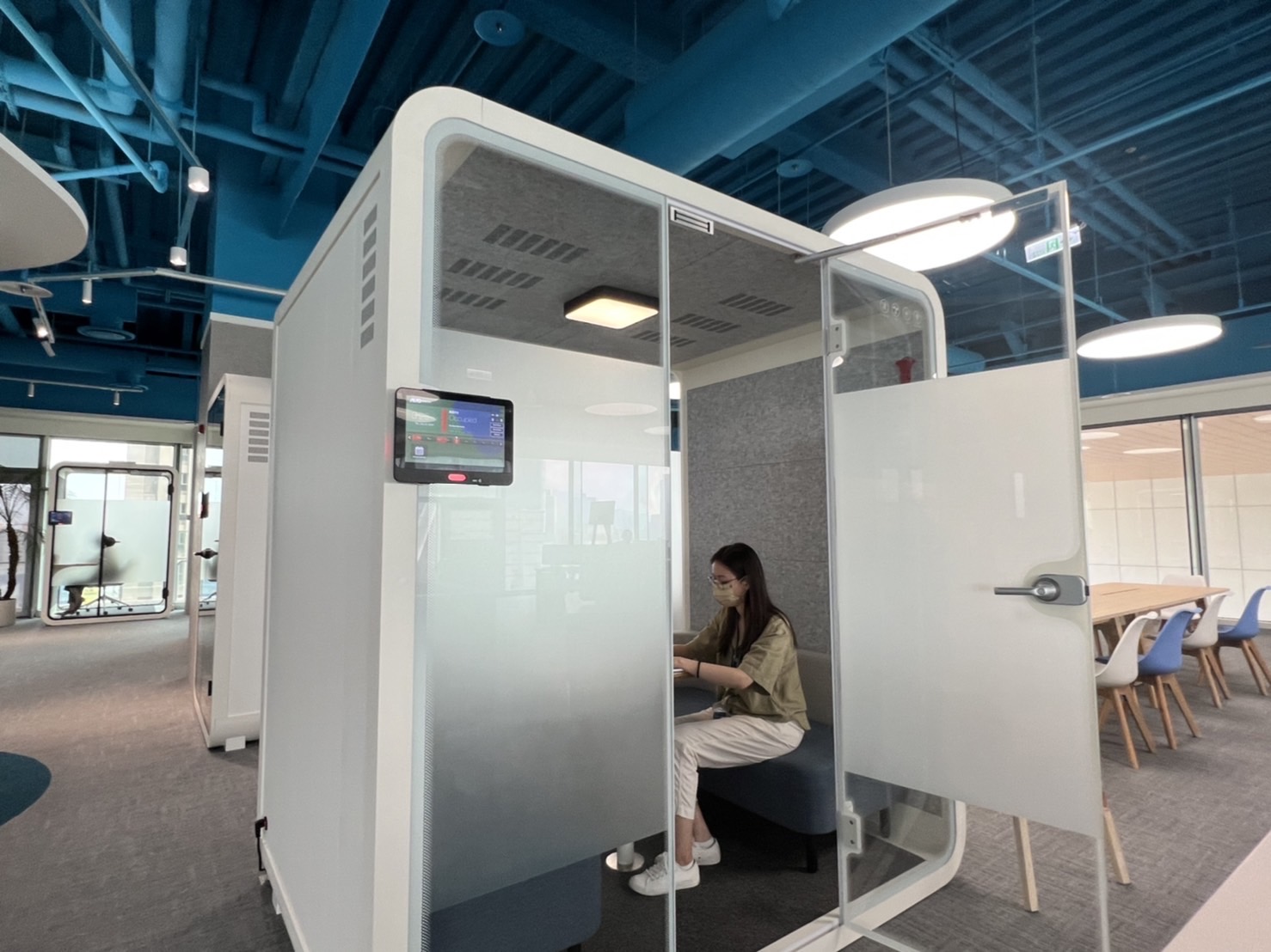 友達高雄據(jù)點的智慧行動辦公艙，展現(xiàn)友達在面板以外的研發(fā)應(yīng)用軟實力