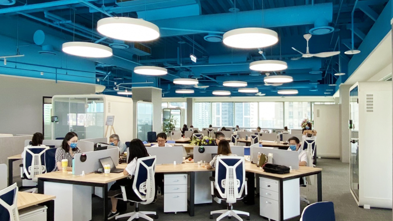 透過高雄據(jù)點的「AUO解決方案研發(fā)中心」建置，期強化南部人才的延攬及培育