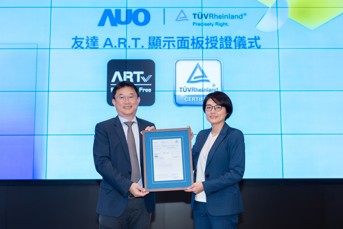 申博太陽城A.R.T.顯示技術(shù)獲得全球首張德國萊因TUV無反射認(rèn)證，由申博太陽城光電顯示策略事業(yè)群資深副總經(jīng)理陳建斌代表受證(圖左)