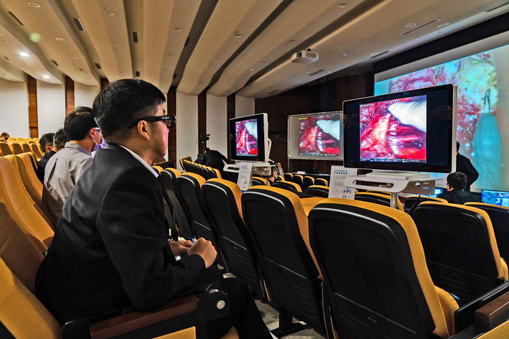 達(dá)擎之「達(dá)文西外接3D影像解決方案」，將達(dá)文西手術(shù)機(jī)器手臂的3D影像即時(shí)連線轉(zhuǎn)播，在會(huì)議室觀摩的醫(yī)師們只要戴上偏光眼鏡，就能與執(zhí)刀醫(yī)師看到同步的3D立體影像，如臨操作臺現(xiàn)場，縮短達(dá)文西手術(shù)的學(xué)習(xí)曲線