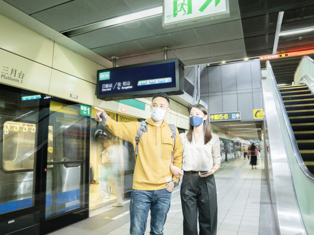 友達(dá)旗下達(dá)擎之客製化TARTAN顯示器  ，於臺(tái)北捷運(yùn)中山站亮相。以獨(dú)特長(zhǎng)條型比例與高畫(huà)質(zhì)特色 ，為臺(tái)北捷運(yùn)站帶來(lái)嶄新的都會(huì)車(chē)站風(fēng)貌