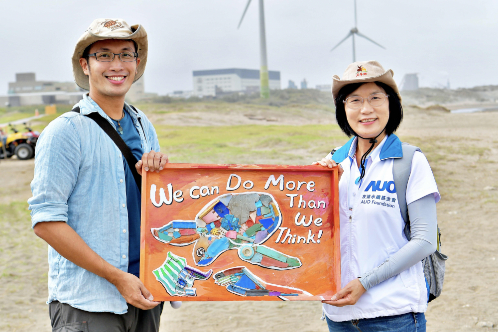 友達(dá)光電永續(xù)長古秀華（右）與海湧工作室執(zhí)行長陳人平（左），合作海廢藝術(shù)畫創(chuàng)作，以故事性方式闡述「海洋中的海龜?shù)囊簧?，所面臨之塑膠危機(jī)?，透過藝術(shù)傳遞環(huán)境保護(hù)意識(shí)