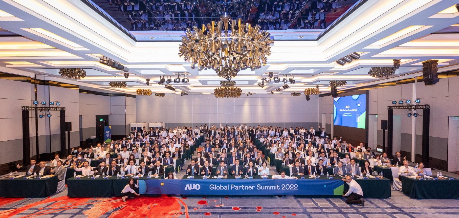 友達(dá)推動(dòng)「安心、創(chuàng)新、用心、同心、盡心」五星職旅，為菲籍員工打造全方位照護(hù)，首度贏得「人權(quán)實(shí)踐與發(fā)展領(lǐng)袖獎(jiǎng)」殊榮