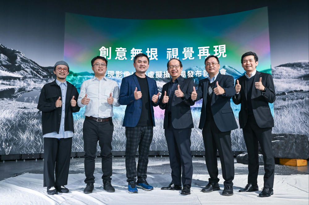 友達(dá)光電與再現(xiàn)影像攜手，於中影製片廠建置全臺(tái)首座提供嶄新一站式整合服務(wù)的LED虛擬製作攝影棚（圖左至右  ：再現(xiàn)影像視覺總監(jiān)郭憲聰 、再現(xiàn)影像營運(yùn)總監(jiān)黃棨雋、再現(xiàn)影像藝術(shù)總監(jiān)與導(dǎo)演紀(jì)柏舟 、友達(dá)光電技術(shù)長廖唯倫、友達(dá)光電系統(tǒng)設(shè)計(jì)製造服務(wù)事業(yè)總部副總經(jīng)理曾天龍  、友達(dá)光電系統(tǒng)產(chǎn)品事業(yè)資深處長蘇聖倫）