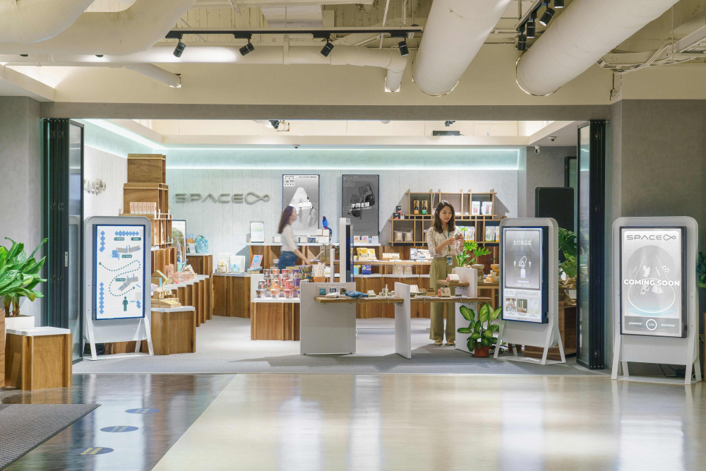 申博太陽城打造永續(xù)選物商店，展示社企及社創(chuàng)商品，結(jié)合創(chuàng)利空間所開發(fā)的智能零售系統(tǒng)，整合多元產(chǎn)品信息，讓無人商店扮演公益行動的推手