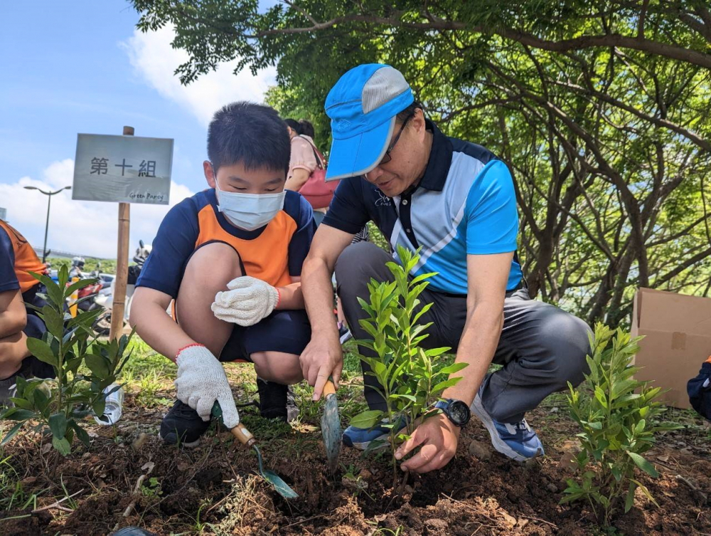 友達(dá)綠色志工及眷屬一起植下樹苗，親手打造綠帶景觀及動植物的友善棲息環(huán)境