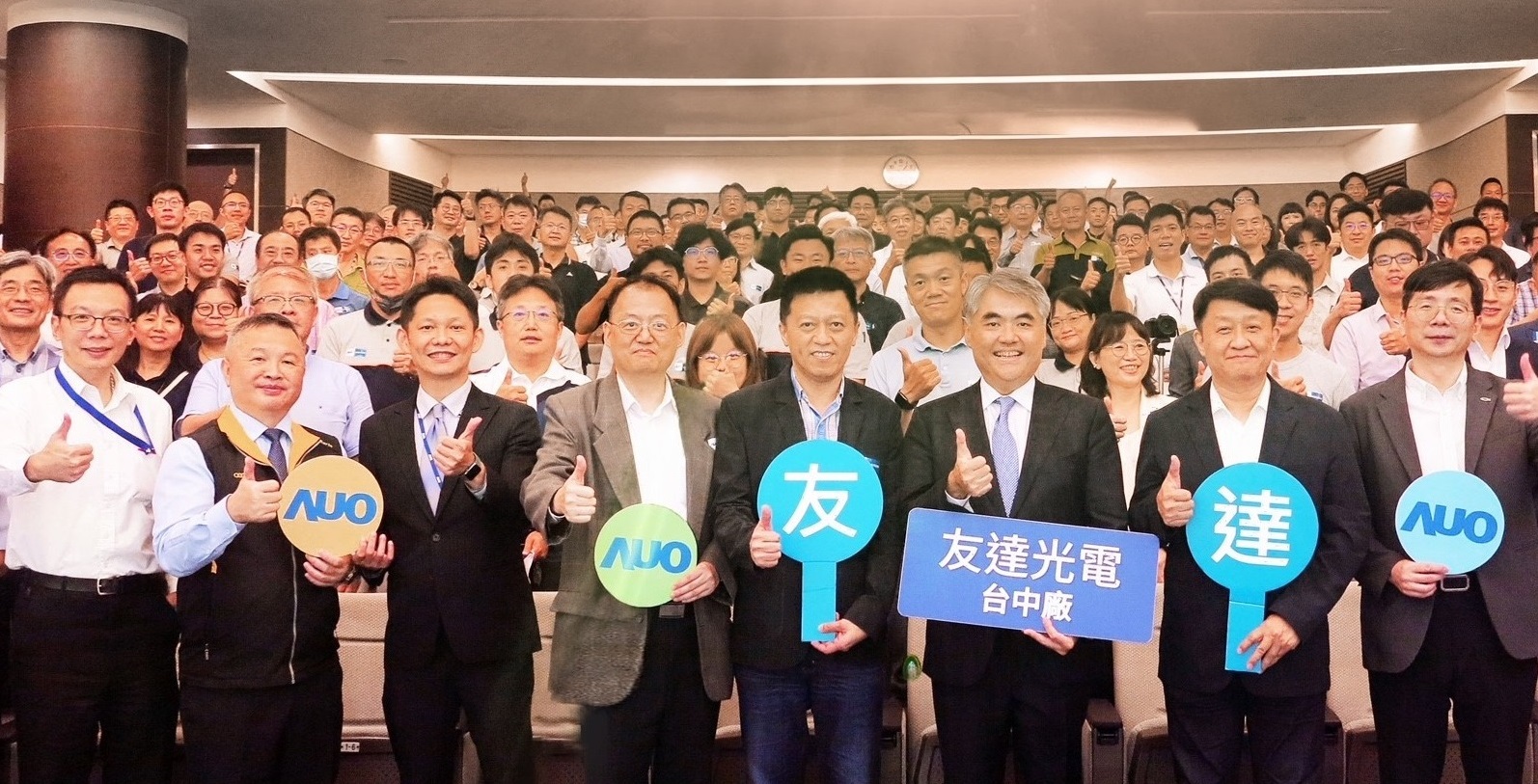 友達以太陽能解決方案領(lǐng)航者，跨足建築領(lǐng)域，4日在臺中廠區(qū)舉辦「光電建築一體化研討會」，邀請產(chǎn)業(yè)先驅(qū)共同推動綠化，打造新一代智慧綠建築。