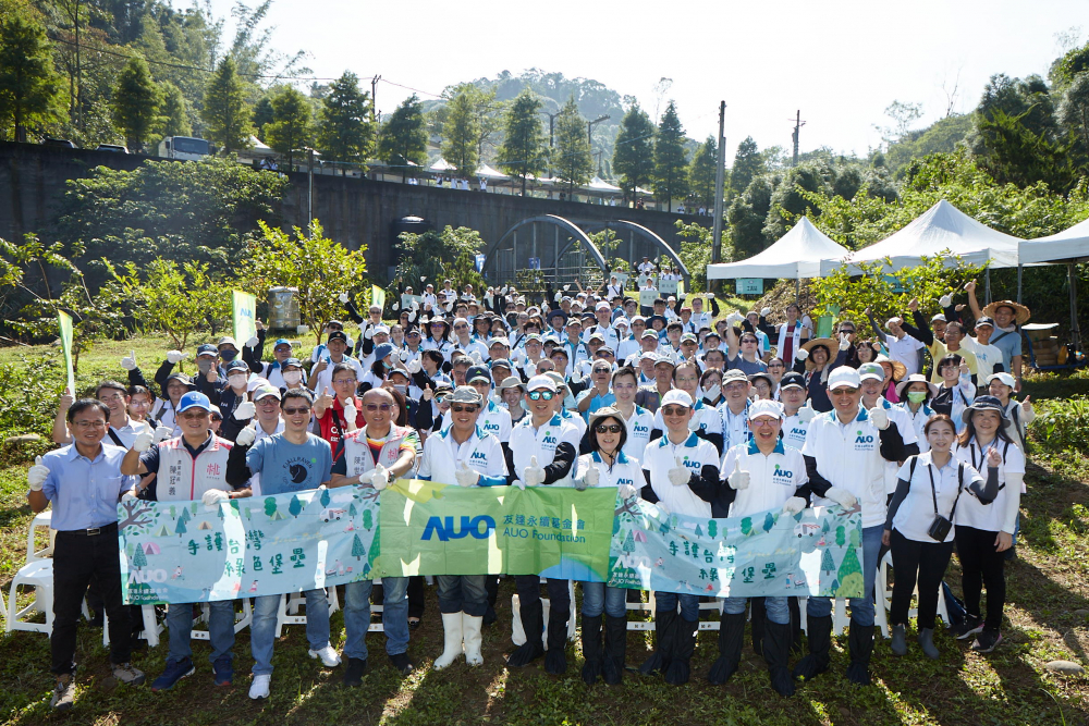 友達永續(xù)基金會集結(jié)超過200位志工，攜手移除外來入侵種小花蔓澤蘭，守護霄裡溪生物多樣性