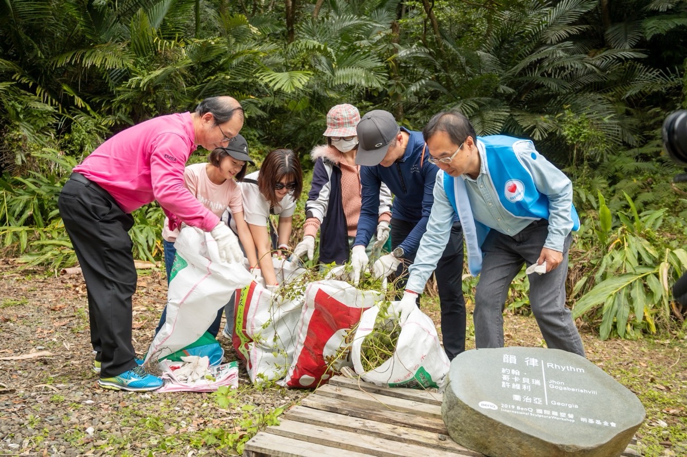 為共同守護在地物種，友達永續(xù)基金會號召志工認識並移除「綠癌」: 外來入侵種小花蔓澤蘭
