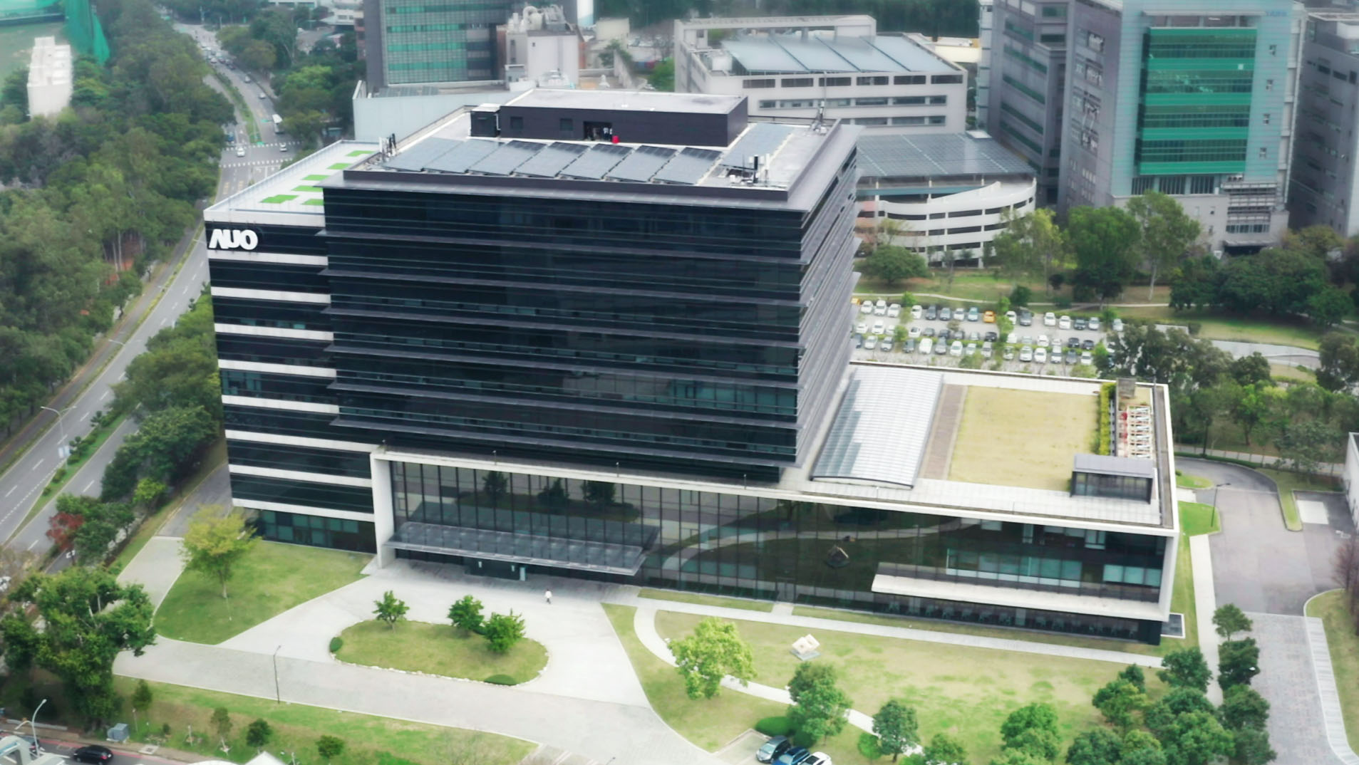 申博太陽城光電積極實(shí)踐永續(xù)作為 ，以”申博太陽城全球研發(fā)中心（Global Research Center，GRC）”總部大樓，通過ISO 14068-1:2023碳中和管理標(biāo)準(zhǔn)查證 ，并承諾于2030年實(shí)現(xiàn)臺(tái)灣所有辦公據(jù)點(diǎn)均朝此目標(biāo)邁進(jìn)
