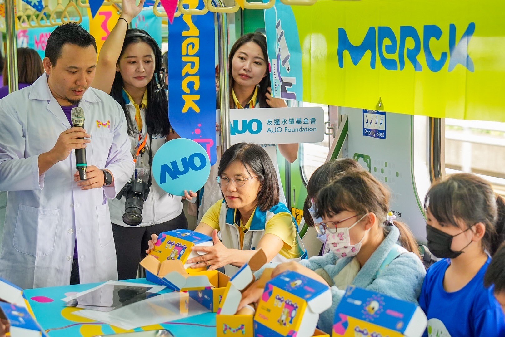 友達(dá)以光電 、再生能源、水資源三大核心  ，設(shè)計(jì)「再生能源和循環(huán)經(jīng)濟(jì)」多元永續(xù)教育主題 ，並攜手供應(yīng)鏈夥伴默克開發(fā)創(chuàng)意科學(xué)教材及實(shí)作體驗(yàn)  ，期讓永續(xù)素養(yǎng)透過科學(xué)探索向下扎根