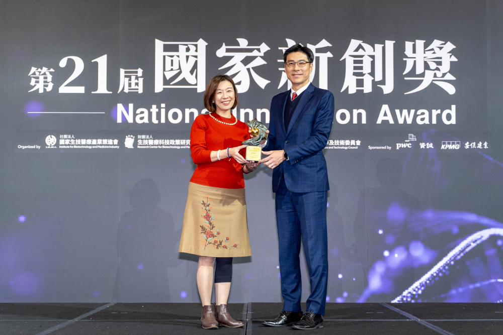 友達旗下子公司友達耘康與達擎分別以「中醫(yī)數(shù)位化檢測解決方案」及「寬視角3D醫(yī)療顯示器」獲得第二十一屆國家新創(chuàng)獎「智慧醫(yī)療與健康科技」類別的「企業(yè)新創(chuàng)獎」與「國家新創(chuàng)精進獎」兩項殊榮。圖左為衛(wèi)生福利部政務次長林靜儀、圖右為友達光電智慧醫(yī)療事業(yè)群總經(jīng)理廖世宏
