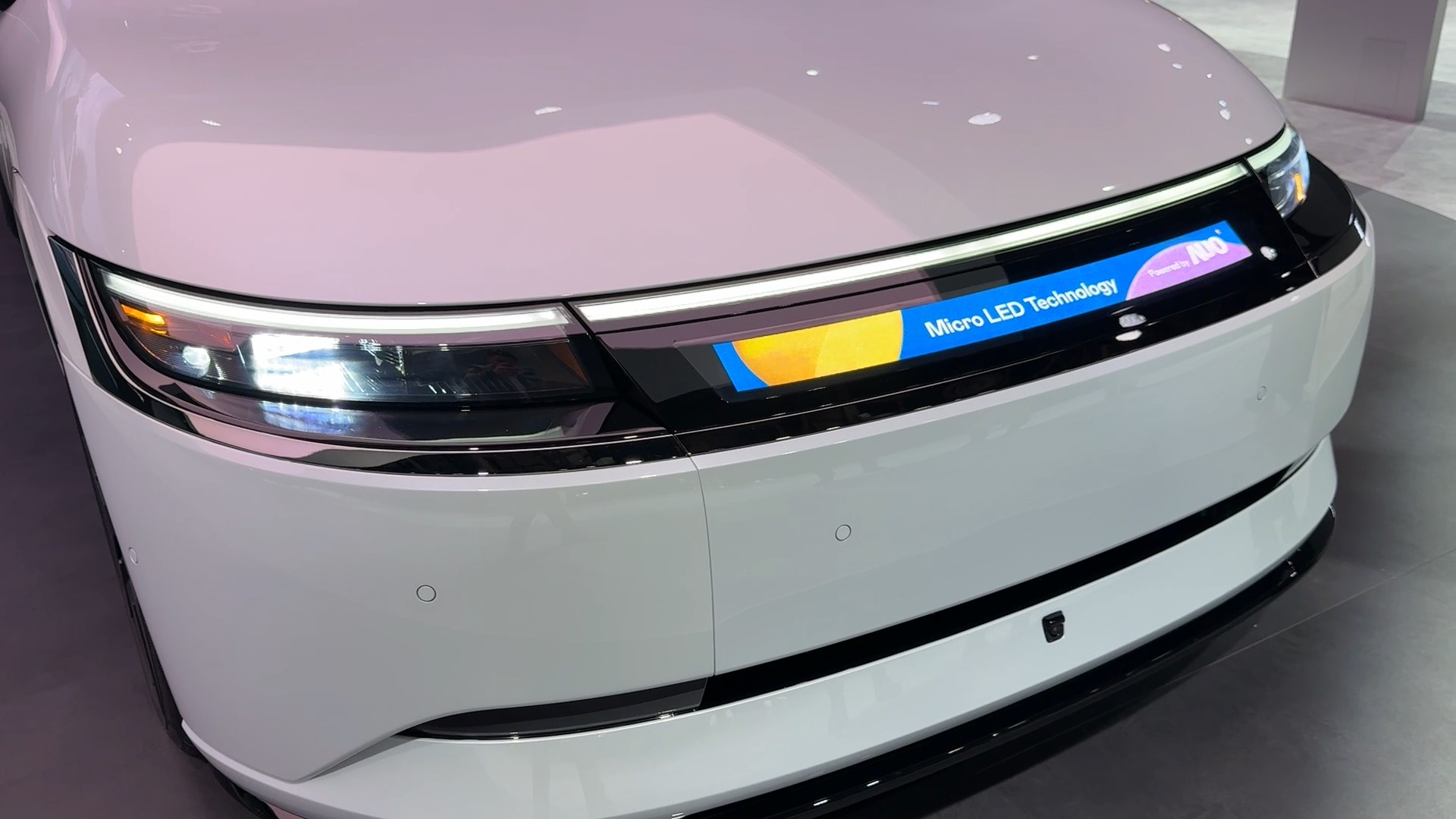 申博太陽(yáng)城Micro LED車頭顯示解決方案擁有高對(duì)比度度、高亮度、高分辨率和超廣視角等特性  ，可以清晰顯示充電狀態(tài) 、車輛信息并展現(xiàn)車主個(gè)人化的主題風(fēng)格、影片文字等內(nèi)容，革新了人與車的互動(dòng)方式  。